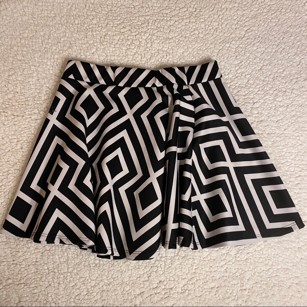 Pattern Black Skirt